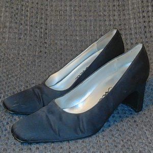 Black Woman's Mid-High Heel Shoes Size 7.5